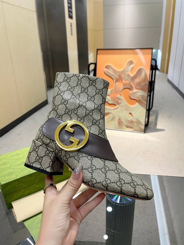 早秋gucci新品 皮面 。布料：胶料 原版定制，1:1复刻，顶级品质，做工精致完美 马靴以全新双g图案大写彰显自我态度，相互翻转环抱的圆环双g新样式运用在gg